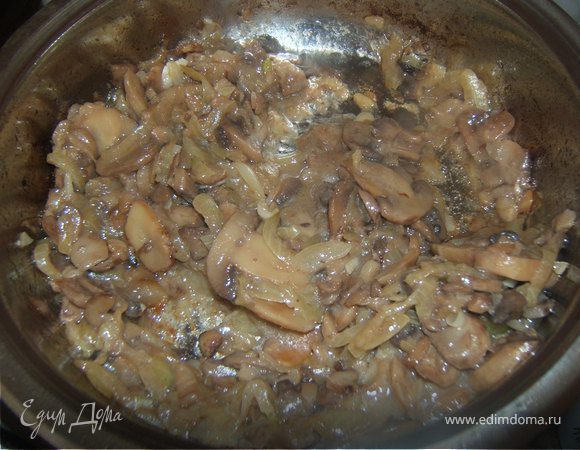 Разогреть в сотейнике 2 стол. ложки масла обжарить лук 6 минут, добавить грибы и готовить пока не выпарится вся жидкость. и после готовить еще 3-4 минуты, снять с огня.