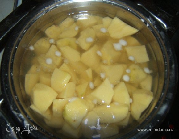 Картофель отварить до готовности, в кастрюльке нагреть молоко со сливочным сыром,. Чеснок обжарить на растительном масле 30 секунд,  слить чесночное масло б/чеснока в молочно-сырную смесь. Картофель размять со смесью, подавать на стол. Приятного аппетита! 