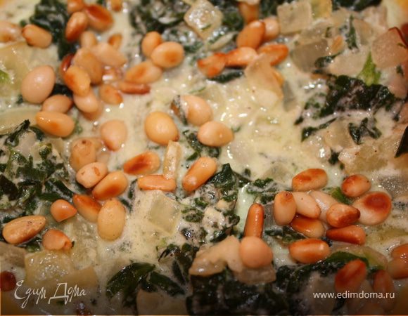 Делаем начинку из шпината. Половину луковицы мелко порезать и обжарить на 2 ст.л. растительного масла. Добавить шпинат. Когда он завянет ввести 2 ст.л. сметаны. Довести до кипения. Посолить, поперчить, добавить измельченый чеснок, снять с огня. На сковороде без масла обжарить кедровые орешки и добавить к шпинату.