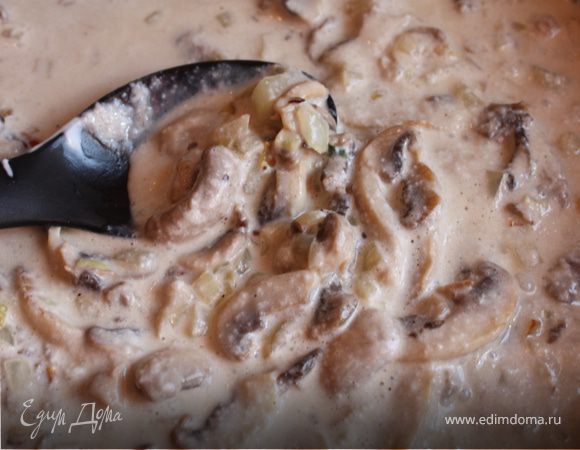 Теперь делаем грибную начинку. Оставшийся лук также обжариваем на растительном масле, добавляем очищеные, мытые и порезаные грибы. Через пару минут - 2 ложки сметны. Доводим до кипения, солим, перчим.