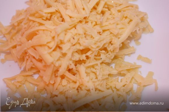 Сыр надо натереть на крупной терки. Когда начинки немного остынут добавить к ним сыр (оставить немного). Хорошо перемешать.