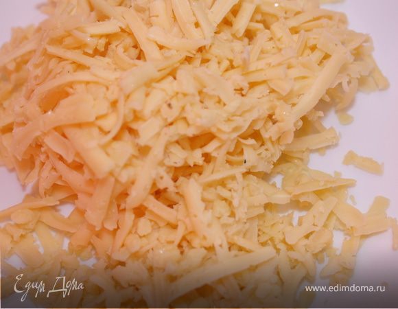 Сыр надо натереть на крупной терки. Когда начинки немного остынут добавить к ним сыр (оставить немного). Хорошо перемешать.