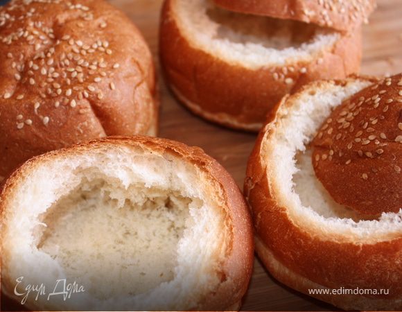 У булочек срезать верх и аккуратно ложкой вытащить хлебную мякоть. 