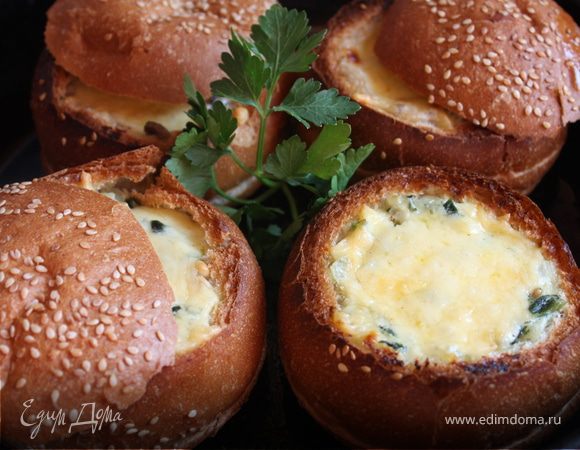 PS: Я забыла добавить в грибную начинку мускатного ореха. Получается еще вкуснее и ароматнее! И еще, сохраните "хлебные крышечки" и подавайте к столу с ними. Смотриться красиво)