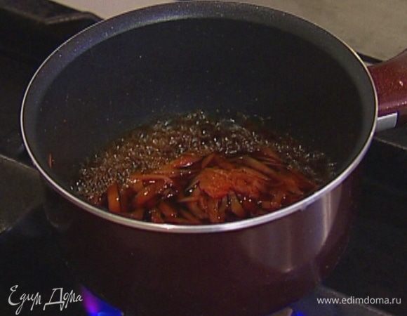 Приготовить заправку: имбирь нарезать тонкими полосками и выложить в небольшую кастрюлю, всыпать сахар, влить соевый соус и рисовый уксус и прогревать на медленном огне до полного растворения сахара, затем добавить васаби и все перемешать.