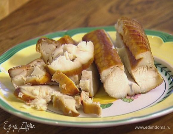 Угря очистить от кожи, срезать рыбное филе вдоль хребта и нарезать небольшими кусочками.