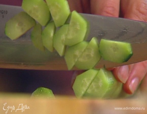 Огурец очистить от кожицы и нарезать полукружьями.