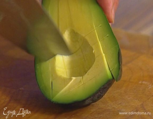 Авокадо почистить и, удалив косточку, нарезать кубиками.