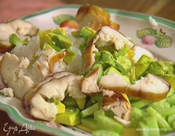 Выложить на тарелку рис, авокадо и огурец, сверху разложить кусочки рыбы.