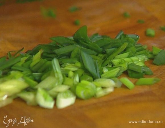 Зеленый лук порезать тонко наискосок и посыпать салат (немного лука оставить).