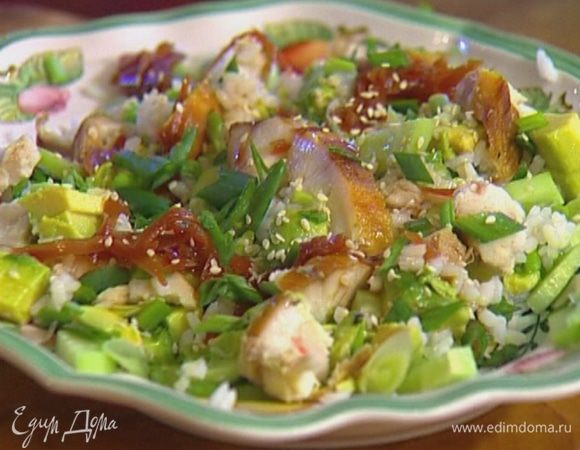 Перемешать салат, полить имбирной заправкой, посыпать оставшимся луком и кунжутом.