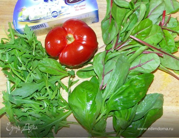 Зелень и помидор вымыть и высушить.Сыр и помидор порезать,зелень крупно порвать.