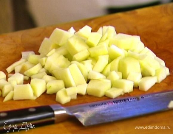 Яблоко очистить от кожуры и, удалив сердцевину, нарезать маленькими кубиками. Выложить в небольшой противень, полить растопленным маслом, посыпать сахаром (по желанию) и отправить в разогретую духовку на 5–10 минут.