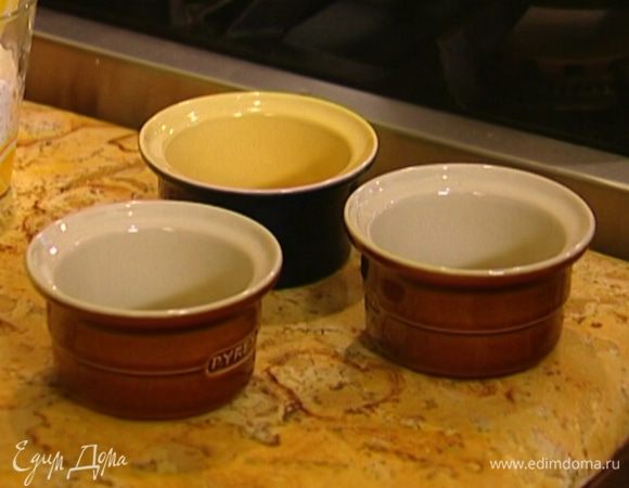 Овсяную массу разложить в небольшие керамические формочки, заполняя их на 2/3 объема.