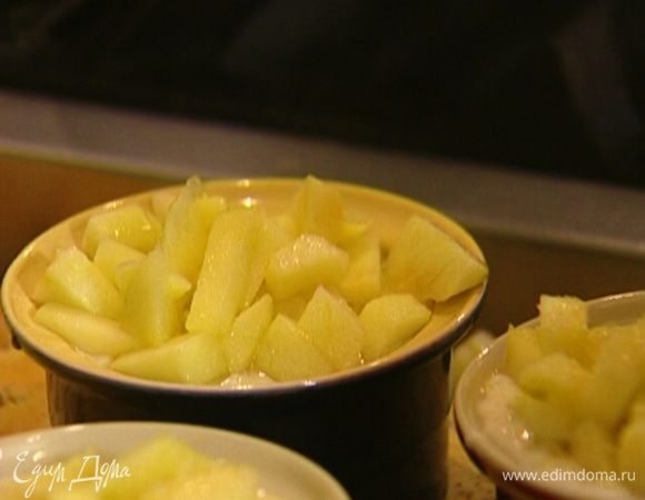 Яблоки вынуть из духовки, сбрызнуть лимонным соком, выложить сверху в формочки с кашей и посыпать сахаром. 