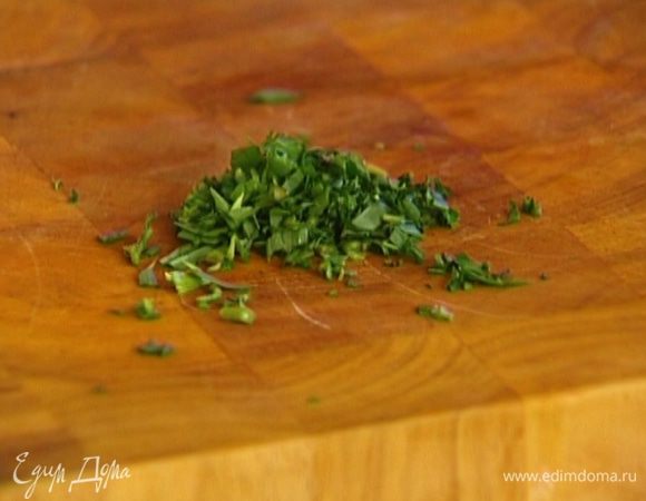 Листья тархуна мелко порубить.