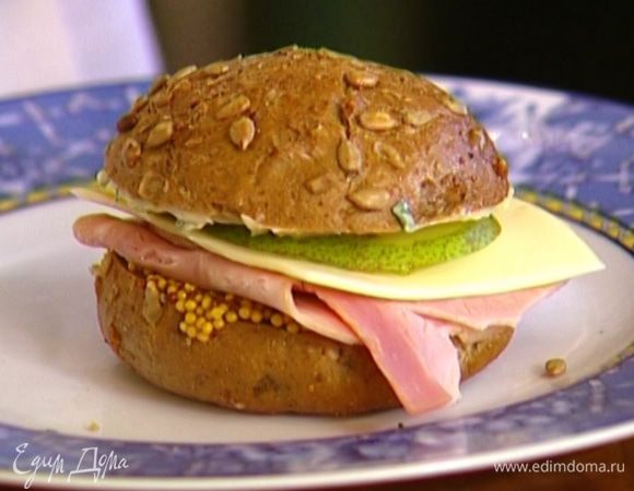 Одну половинку каждой булочки намазать горчицей, сверху положить ветчину, сыр и ломтик груши. Вторую половинку смазать зеленым майонезом, затем обе половинки соединить.