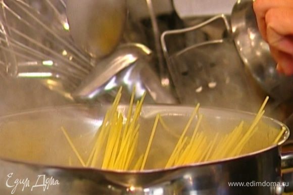 Спагетти отварить в подсоленной воде, лучше чуть-чуть недоварить — они потом дойдут в сковороде. Воду слить.