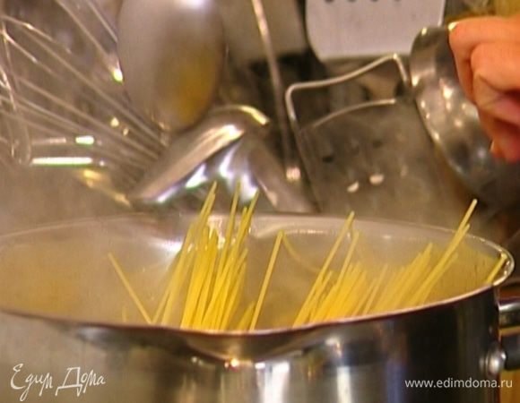Спагетти отварить в подсоленной воде, лучше чуть-чуть недоварить — они потом дойдут в сковороде. Воду слить.