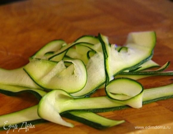 Цукини вымыть и вместе с кожурой нарезать очень тонкими длинными полосками. 