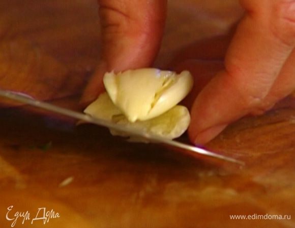 Зубчики чеснока почистить и раздавить плоской стороной ножа. 