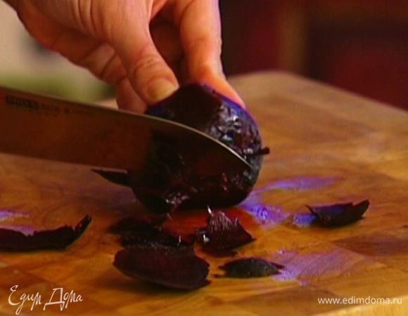 Свеклу предварительно отварить, затем почистить и нарезать небольшими кубиками.