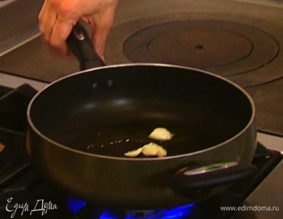 Разогреть в сковороде 1 ст. ложку оливкового масла и довести чеснок до прозрачности. 