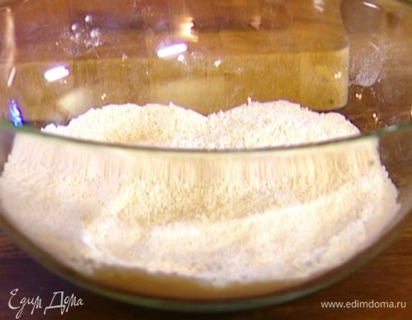 Соединить муку, сахар, 1/2 ч. ложки соли, соду и разрыхлитель, перемешать.
