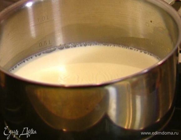 Молоко довести до кипения и, помешивая, влить в муку тонкой струйкой. 