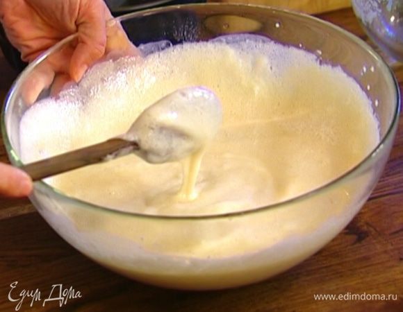 Ввести в тесто взбитые белки и еще раз все перемешать.