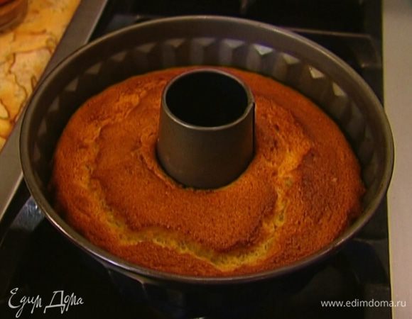 Форму для выпечки смазать оливковым маслом. Выложить тесто в форму и поставить в разогретую духовку на 45 минут. Прежде чем вынимать готовый бисквит из формы, дать ему постоять 10 минут.