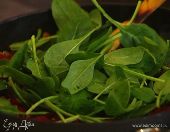 Добавить листья шпината и, продолжая помешивать, обжаривать еще минуту.