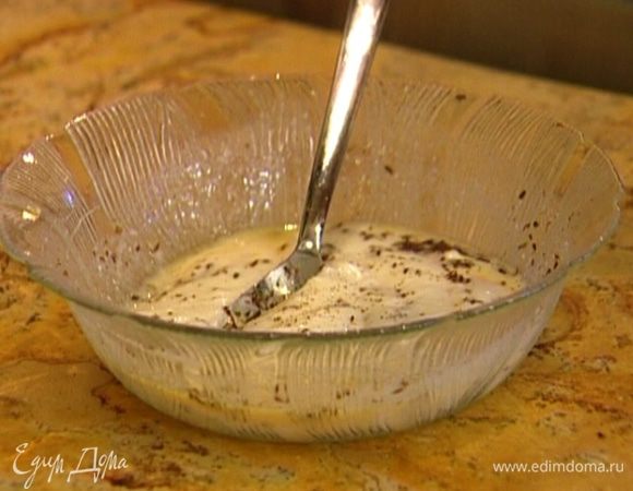 Приготовить заправку: йогурт соединить с апельсиновым соком, добавить соль, перец и измельченный тмин, все перемешать.