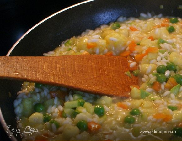 Приступаем к ризотто. Ризотто готовится в среднем мин.18,следовательно на 16 минуте мы добавляем к нему наши готовые овощи, сыр пармезан,мелко порезанный зеленый лук - (совсем не много) не забываем козий сыр (если он оказался под рукой) тушим еще минуты 2 и ГОТОВО! При подаче сверху "дождь" пармезана и козьего сыра!ааааааааааа,это очень, очень вкусно!