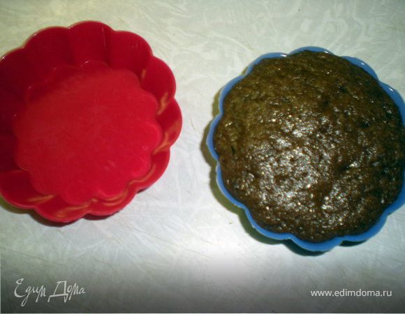 Духовку разогреть до190гр.
Шоколад растопить с маслом.
Яйца взбить с сахаром,всыпать муку,разрыхлитель,кофе и продолжать взбивать,затем добавить растопленный с маслом шоколад и взбивать до однородности....
Разложить по формочкам (заполняя на 3/4)внутрь можно воткнуть кусочки шоколада(белого,черного),сыр,творог,фруктик или ягодку по вашему желанию....
Выпекать 15-20 мин....