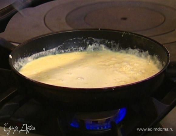 Убавить огонь и, понемногу вливая в рис горячее молоко, варить 12–15 минут, затем вынуть палочку корицы.