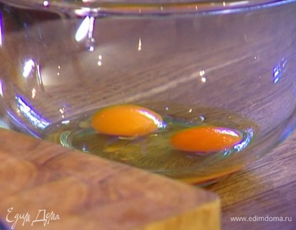 Яйца посолить, добавить сахар и взбить все блендером в пышную массу.