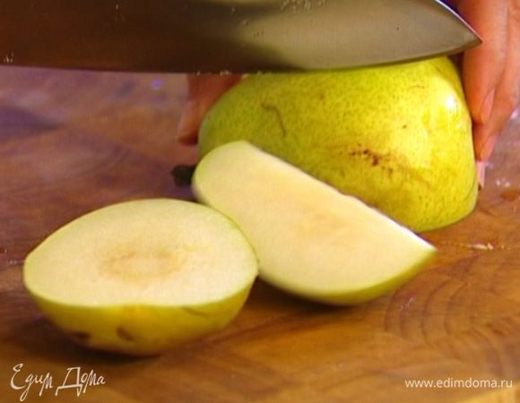 Груши нарезать маленькими кубиками