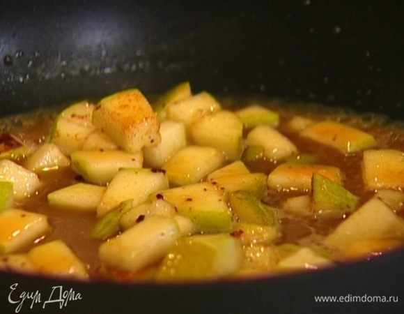 Разогреть в сковороде оставшееся сливочное масло, выложить нарезанные груши, добавить бадьян, корицу, мед и коньяк. Перемешать и снять с огня.