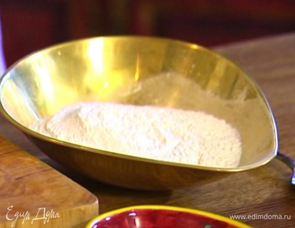 Муку перемешать с разрыхлителем и солью.