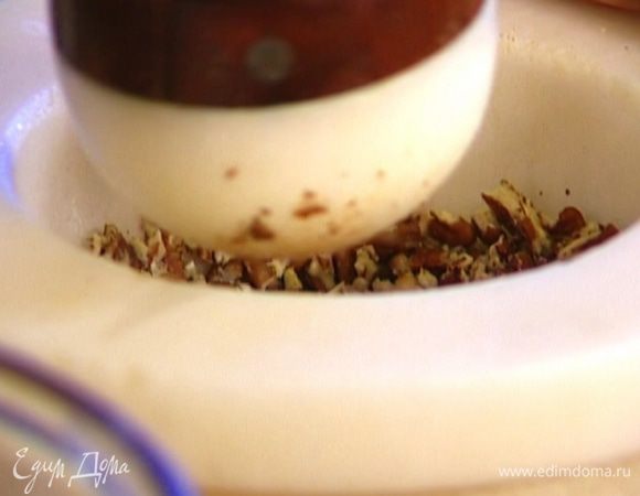 Орехи измельчить.