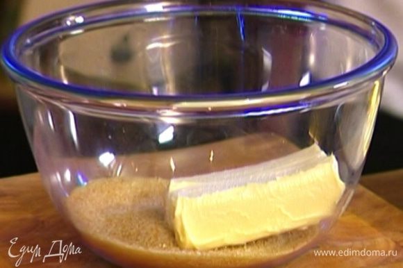 Сахар растереть с предварительно размягченным сливочным маслом, затем взбить блендером.