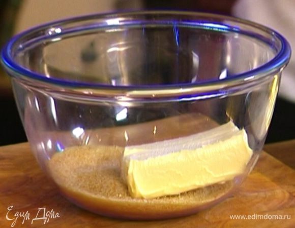 Сахар растереть с предварительно размягченным сливочным маслом, затем взбить блендером. 