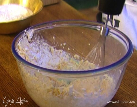Не прекращая взбивать, добавить яйцо и 1 ст. ложку муки. Через минуту ввести второе яйцо и еще немного взбить. 
