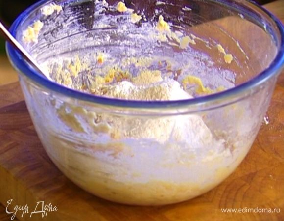 Ввести оставшуюся муку и измельченные орехи, перемешать. 