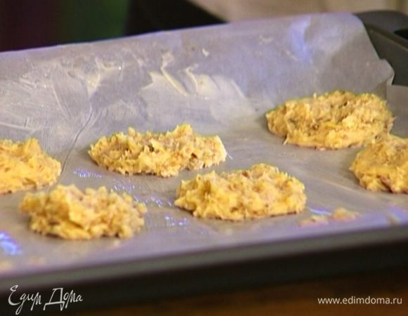 Противень застелить бумагой для выпечки, смазать ее сливочным маслом.