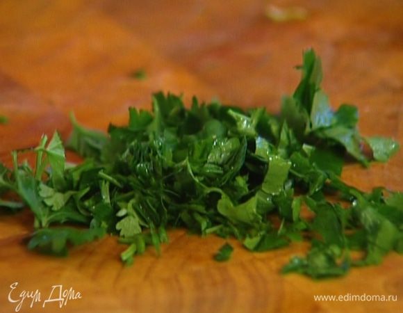 Петрушку и листья тархуна мелко нарезать.