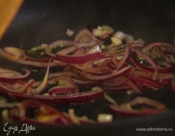 Разогреть в сковороде оставшееся оливковое масло и обжарить лук и чеснок до прозрачности. 