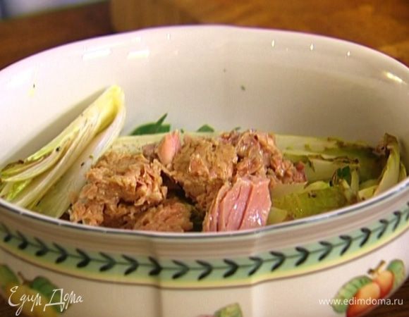 Переложить фасоль в салатницу, присыпать измельченной зеленью, сверху выложить запеченный цикорий и кусочки тунца.