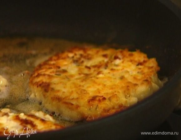 Разогреть в сковороде оливковое масло и обжарить сырники с каждой стороны до золотистого цвета. 